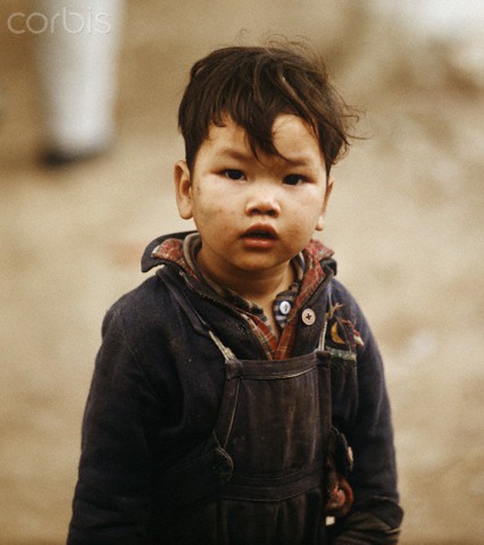 Một cậu bé ở miền Bắc Việt Nam, 1973. Ảnh: Werner Schulze/dpa/Corbis.